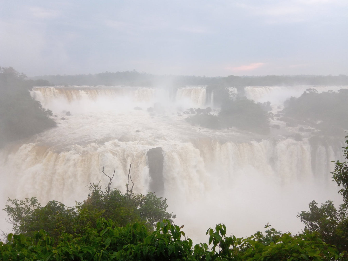 Servicio Familiar Cataratas de Brasil - Reserva de Guías de Turismo y más servicios - Cataratas del Iguazú